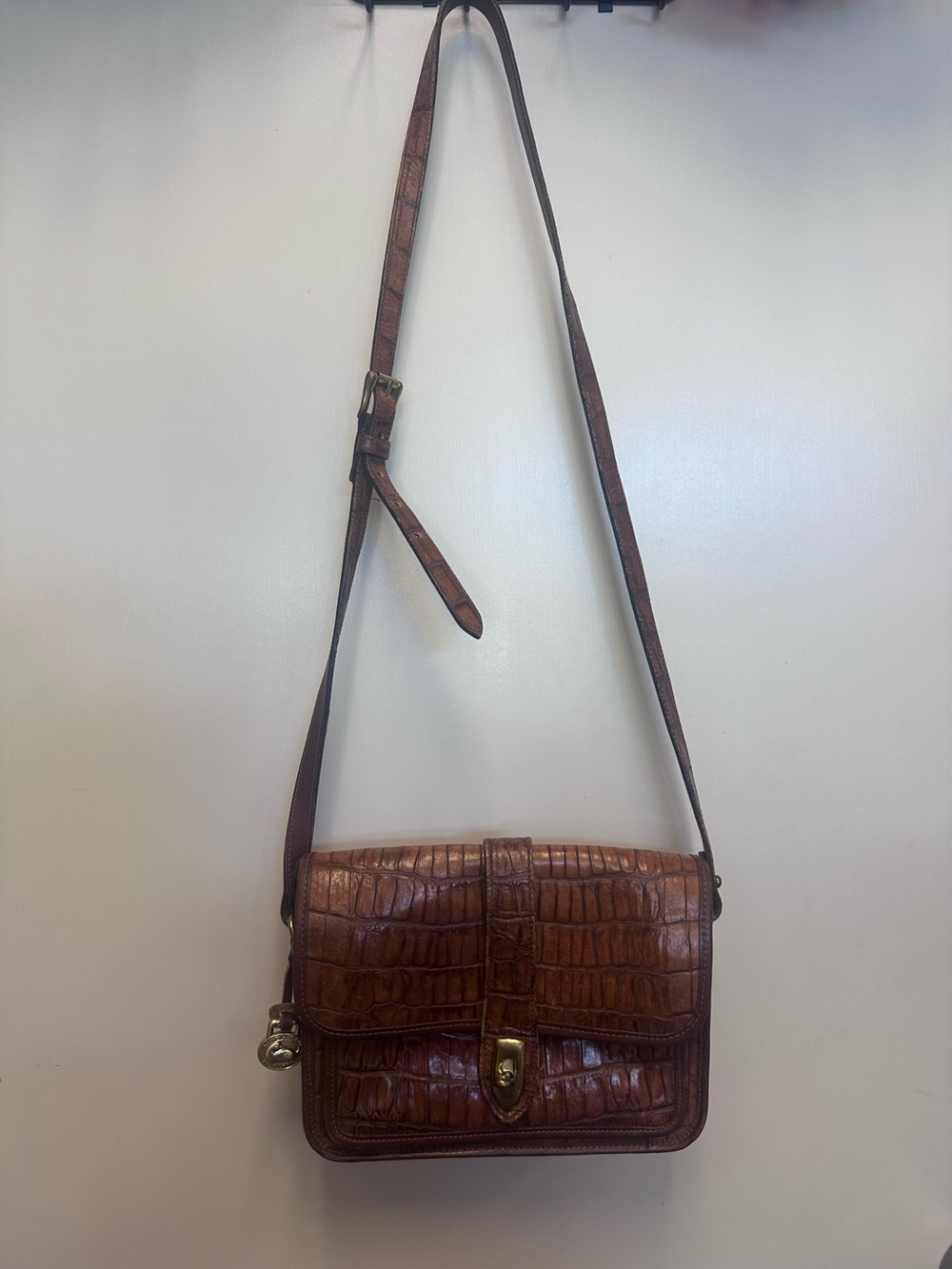 Vintage Croc-Embossed Brown Leather Crossbody Bag with Gold-Tone Clasp